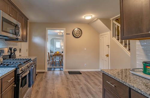 Rochester House | Cozy~Winton Village~King~Short walk to restaurants