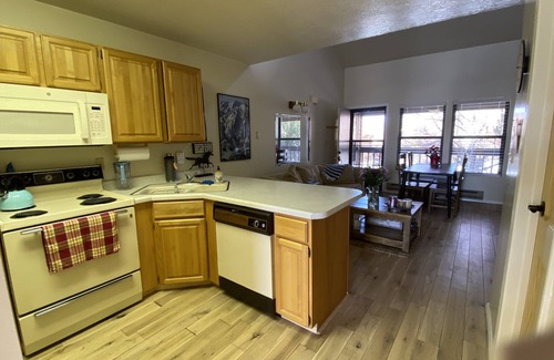Eden Condo | Cozy with a view!
