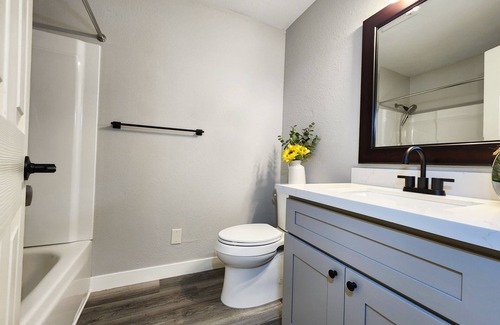 Federal Way Apartment | Cozy with luxury comfort and style 1bed/1bath apartment unit with EV charger.
