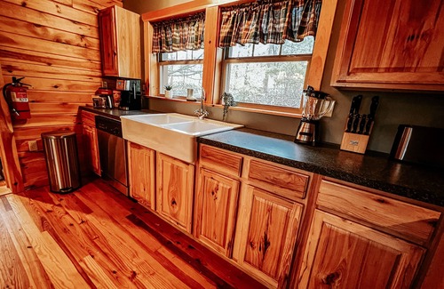 Gatlinburg - Pigeon Forge Cabin | Cozy Wooded Wilderness