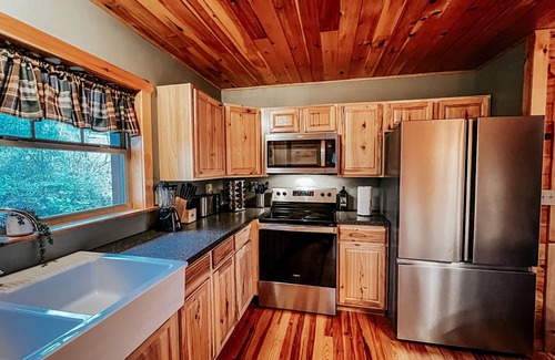 Gatlinburg - Pigeon Forge Cabin | Cozy Wooded Wilderness