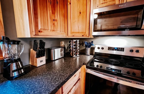 Gatlinburg - Pigeon Forge Cabin | Cozy Wooded Wilderness
