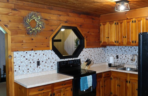 Oneonta House | Cozy Woodland 4 Bedroom