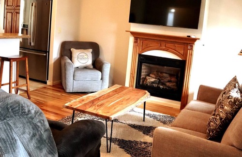 Lead House | Cozy Woods Cabin Retreat w/private Hot tub
