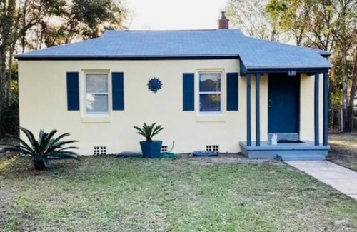 Warrington House | Cozy Yellow Cottage with Garage