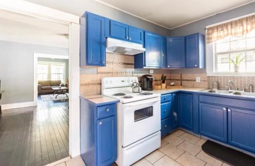 Mid City North House | Cozy Yellow Home near LSU and Downtown