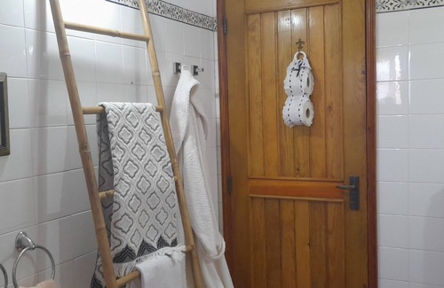 Esmoriz Villa | Cozy Yellow House 10m from the beach