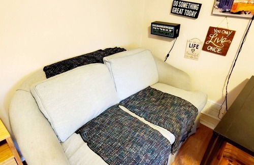 New Haven Apartment | Cozy Yellow Queen Bed By Yale U