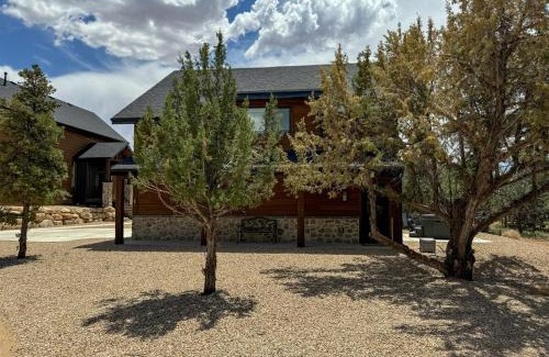Orderville House | Cozy Zion Retreat Hot Tub 2 King Bedrooms