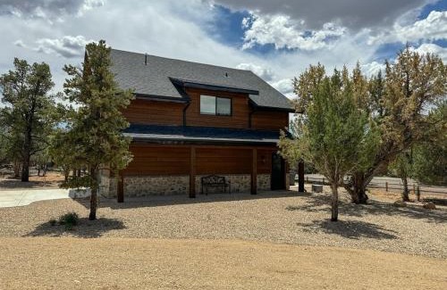 Orderville House | Cozy Zion Retreat Hot Tub 2 King Bedrooms
