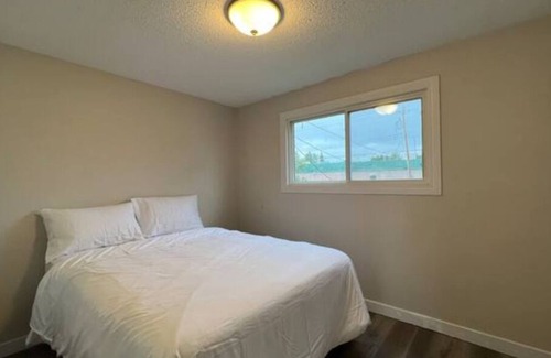 Forest Lawn House | CozyCastle! An Essentialists Minimal & Modern Home (close to malls and YYC!)
