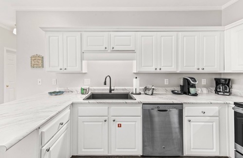 Gulf Shores Condo | CozyCoastalRetreat - Steps2Beach - RoomyEscape