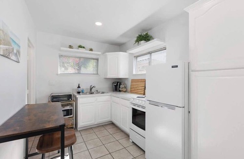Bay Park House | CozyCondo|2BRModernEscapew/OutdoorLounge
