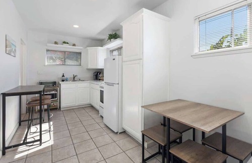 Bay Park House | CozyCondo|2BRModernEscapew/OutdoorLounge