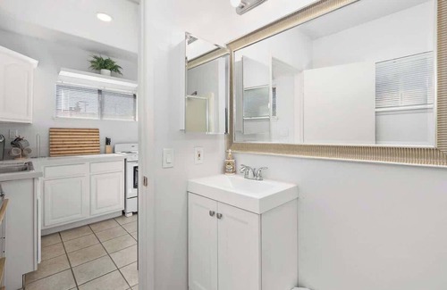 Bay Park House | CozyCondo|2BRModernEscapew/OutdoorLounge