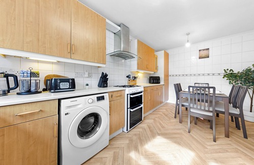 Poplar House | Cozylease 3-Bed Retreat Near O2/LCY with Gym, Workspace, Garden & Free Parking