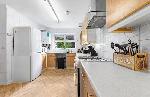 Poplar House | Cozylease 3-Bed Retreat Near O2/LCY with Gym, Workspace, Garden & Free Parking