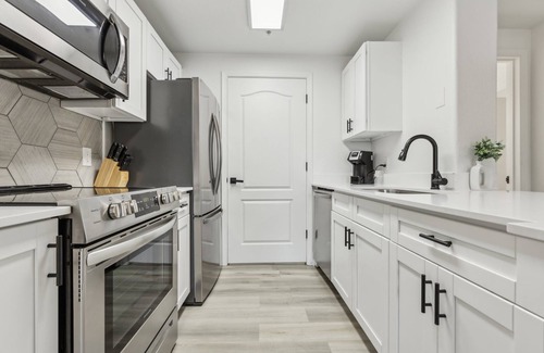 Chandler Apartment | CozySuites Chandler 2BR with 2 pools + Jacuzzi! 13
