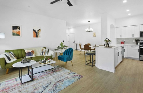 Glendale Sports and Entertainment District Apartment | CozySuites Glendale by the stadium w/pool! 02