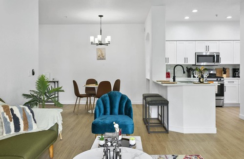 Glendale Sports and Entertainment District Apartment | CozySuites Glendale by the stadium w/pool! 02