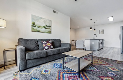 Glendale Sports and Entertainment District Apartment | CozySuites Glendale - Westgate with pool! 09