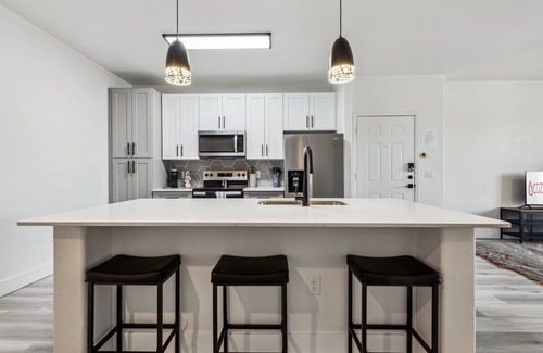 Glendale Sports and Entertainment District Apartment | CozySuites Glendale - Westgate with pool! 09