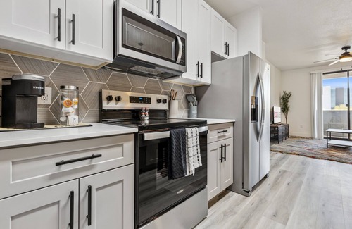 Glendale Sports and Entertainment District Apartment | CozySuites Glendale - Westgate with pool! 09
