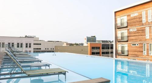 Cole-Noble District Apartment | CozySuites l Bold 1BR, Monument Circle, Indy