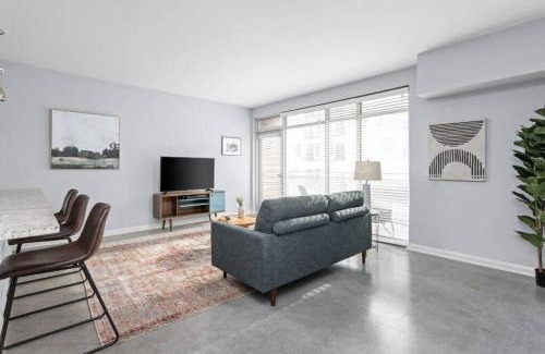 Cole-Noble District Apartment | CozySuites l Bold 1BR, Monument Circle, Indy