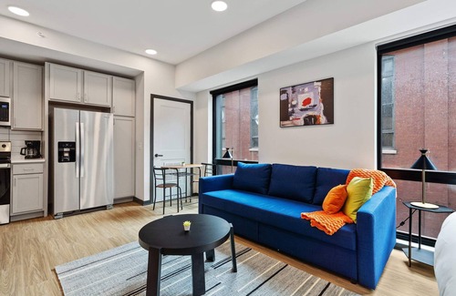 Lockerbie Square Apartment | CozySuites Mass with parking, lounge and roof deck 15