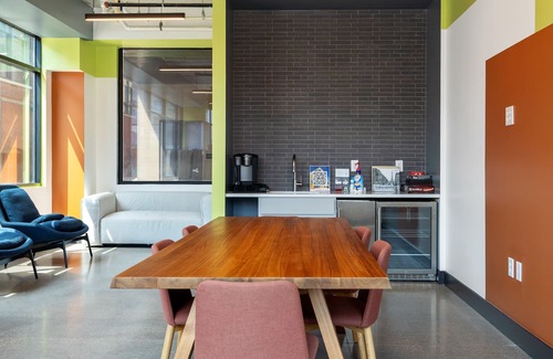 Lockerbie Square Apartment | CozySuites Mass with parking, lounge and roof deck 15