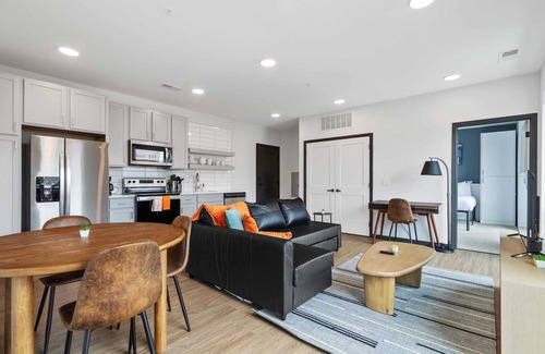 Lockerbie Square Apartment | CozySuites Mass with parking, lounge and roof deck 20