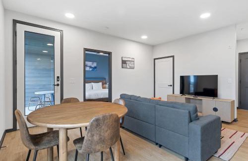 Lockerbie Square Apartment | CozySuites Mass with parking lounge & roof deck #27