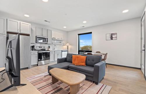 Lockerbie Square Apartment | CozySuites Mass with parking lounge & roof deck #27