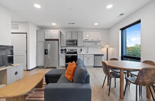 Lockerbie Square Apartment | CozySuites Mass with parking lounge & roof deck #27