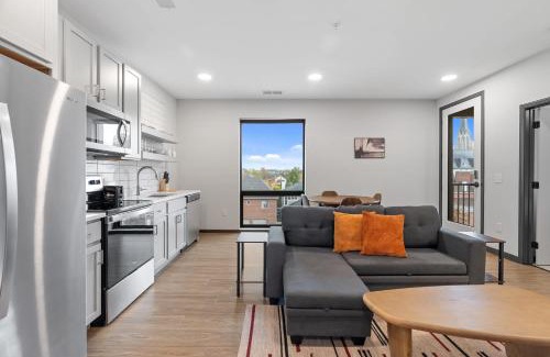 Lockerbie Square Apartment | CozySuites Mass with parking lounge & roof deck #39
