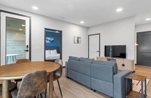 Lockerbie Square Apartment | CozySuites Mass with parking lounge & roof deck #39