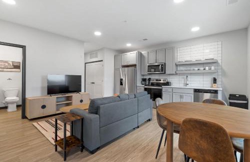 Lockerbie Square Apartment | CozySuites Mass with parking lounge & roof deck #39