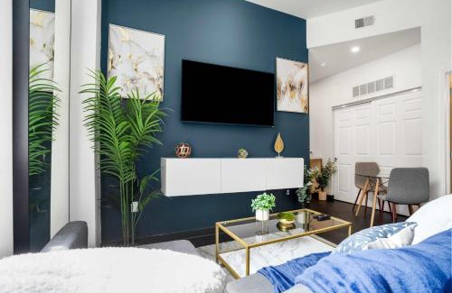 Cultural District Apartment | CozySuites Modern 1BR in Downtown Pitts 13