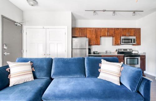 Music Row Apartment | CozySuites Music Row Bold 1BR w free parking