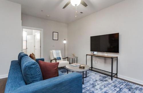 Music Row Apartment | CozySuites Music Row Spacious 1BR with free parking 41