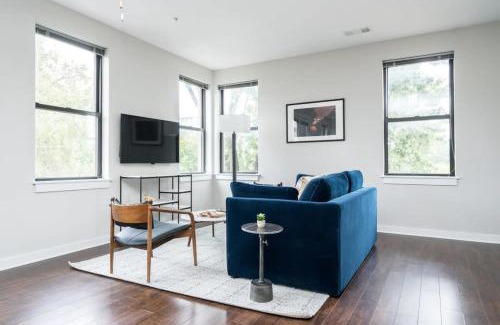 Music Row Apartment | CozySuites Music Row Stunning 2BR -free parking 35