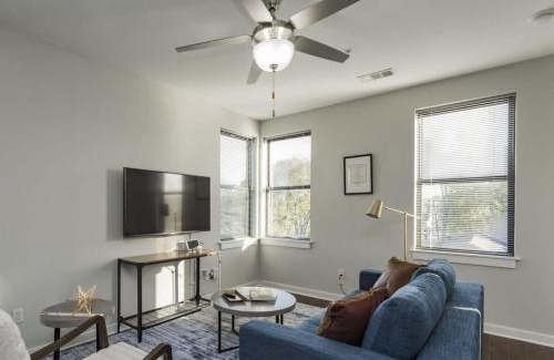 Music Row Apartment | CozySuites Music Row Stylish 2BR free parking 44