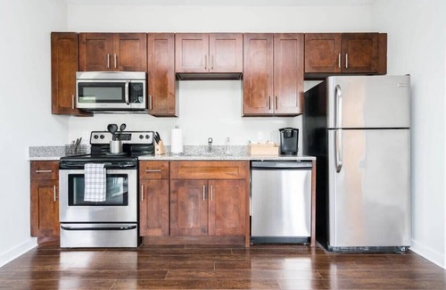 Music Row Apartment | CozySuites Music Row Stunning 2BR -free parking 35