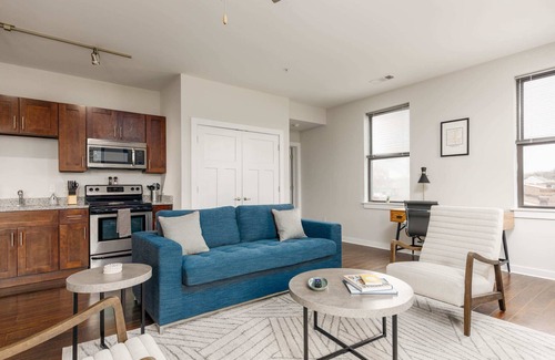 Music Row Apartment | CozySuites Music Row Spacious 2BR free parking 55