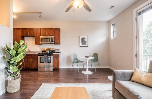 Music Row Apartment | CozySuites MusicRow Astonishing SDO free parking22