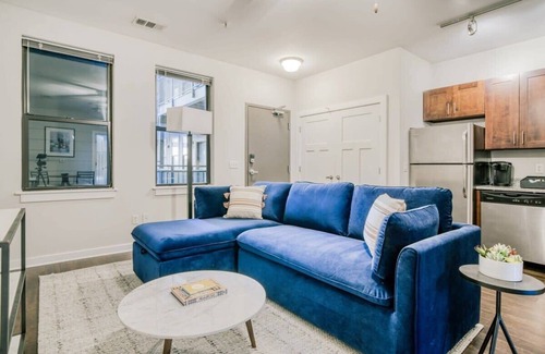 Music Row Apartment | CozySuites MusicRow Classy 1BR with free parking! 24