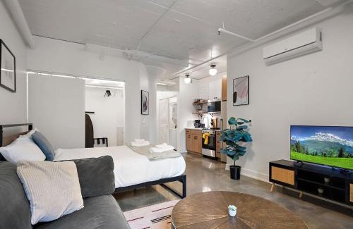 Warehouse District Apartment | CozySuites NLG - Modern studio condo #18