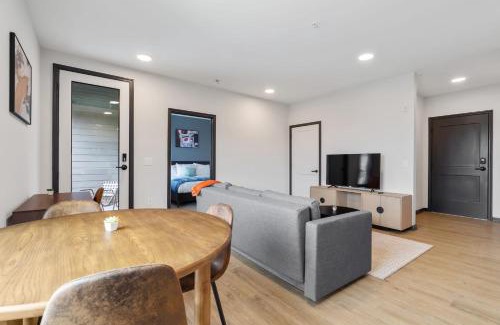 Lockerbie Square Apartment | CozySuites on Mass with garage parking #5