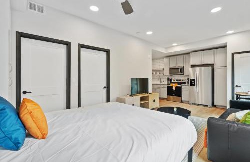 Lockerbie Square Apartment | CozySuites on Mass with garage parking #14